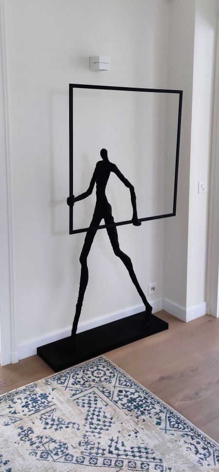 AT056A, Petite sculpture " L'HOMME AU CARRE", en résine finition black, pour l'intérieur