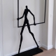 AT056A, Petite sculpture " L'HOMME AU CARRE", en résine finition black, pour l'intérieur