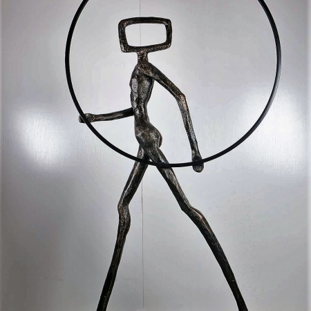 AT056, "Grande sculpture cercle", en résine finition bronze, pour l'intérieur.