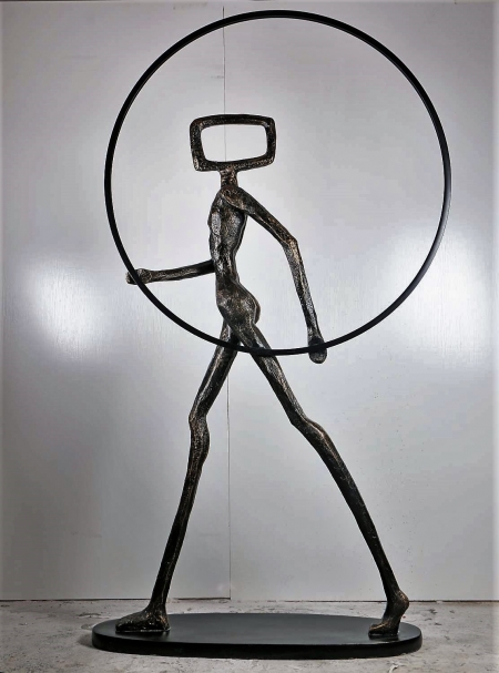 AT056, "Grande sculpture cercle", en résine finition bronze, pour l'intérieur.