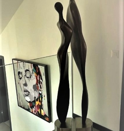 AT056B, Sculpture " DUO", résine finition black, socle métal silver.