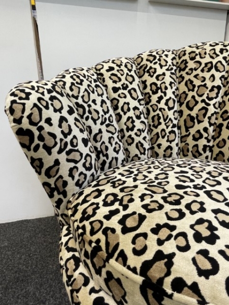 MO025B, Fauteuil “TULIPE" velours léopard, pieds gold.