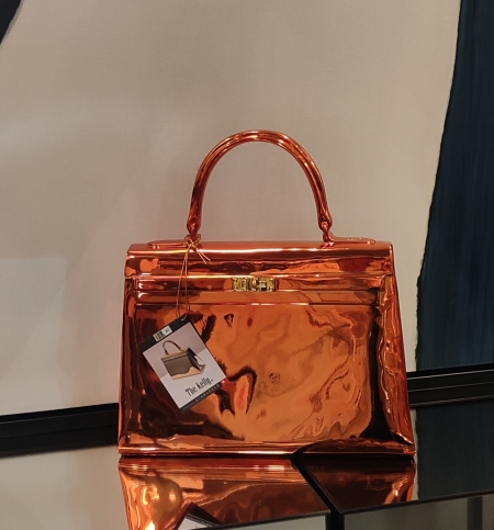 AT059Q, The Kelly, by Tessi, orange chrome, 35x12x34cm.