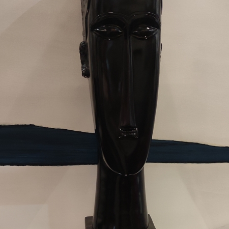 AT062C, Sculpture en résine, “Buste Modigliani”, noir brillant, hauteur 89cm. Collection Starsdeco.