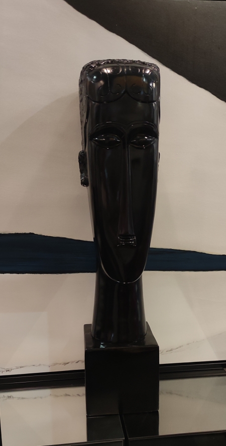 AT062C, Sculpture en résine, “Buste Modigliani”, noir brillant, hauteur 89cm. Collection Starsdeco.