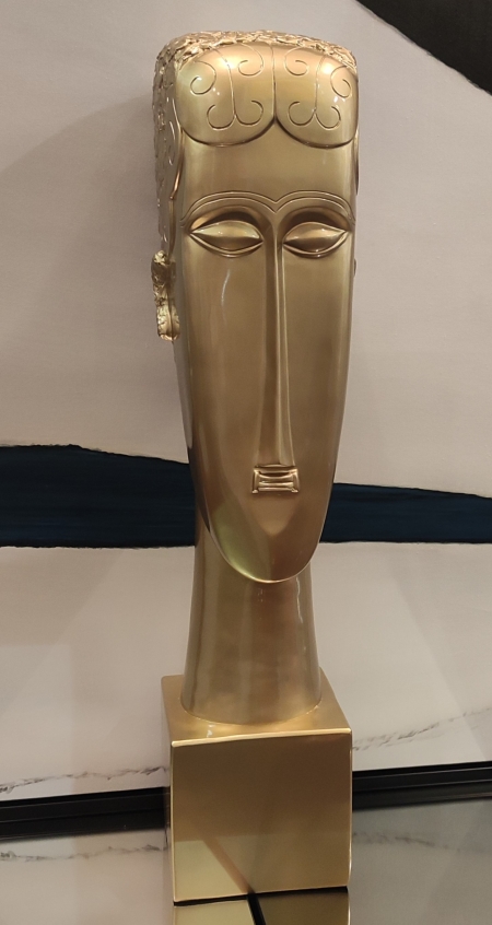 AT062A, Sculpture en résine, "Buste Modigliani", gold, hauteur 89cm. Collection Starsdeco.