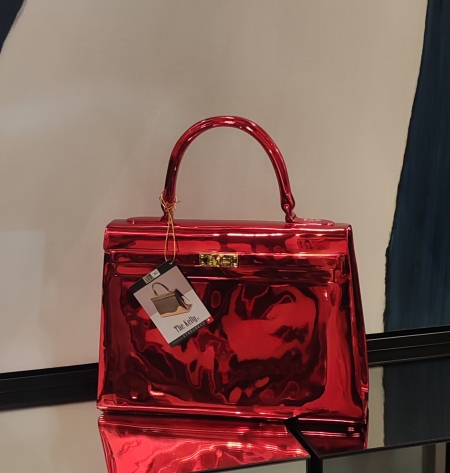 AT059P, The Kelly, by Tessi, rouge chrome, 35x12x34cm.