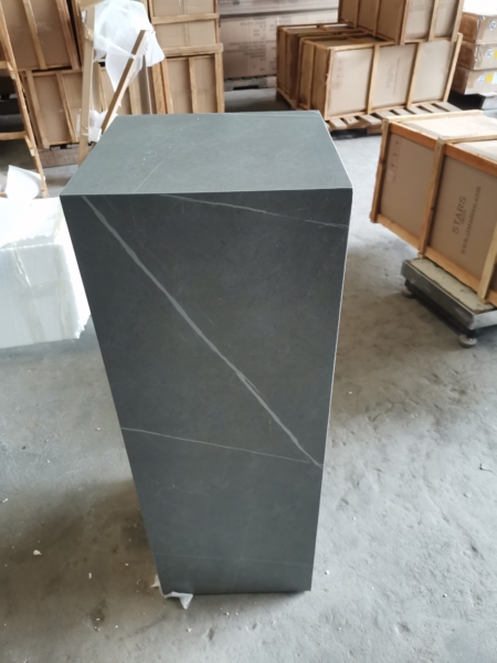 MOB045 Sellette grise, marbre composé, 30x30x85cm