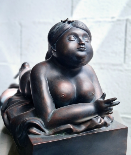 Sculpture Nu allongé, effet bronze – Image 2