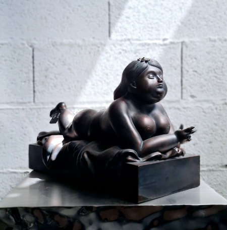 Sculpture Nu allongé, effet bronze