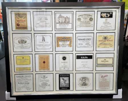 Encadrement décoratif composé de plusieurs étiquettes de grands vins et crus prestigieux, idéal pour décoration murale autour du vin