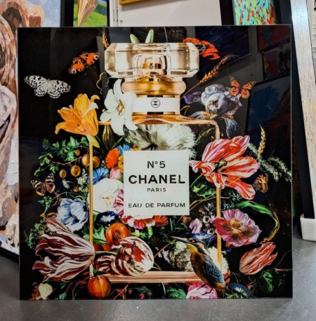 Création graphique Chanel sous vitrine plexi décorative