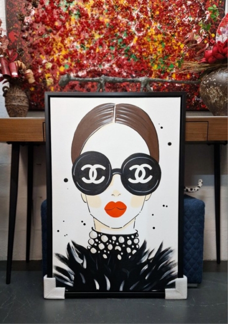 Tableau décoratif acrylique Femme aux lunettes Chanel